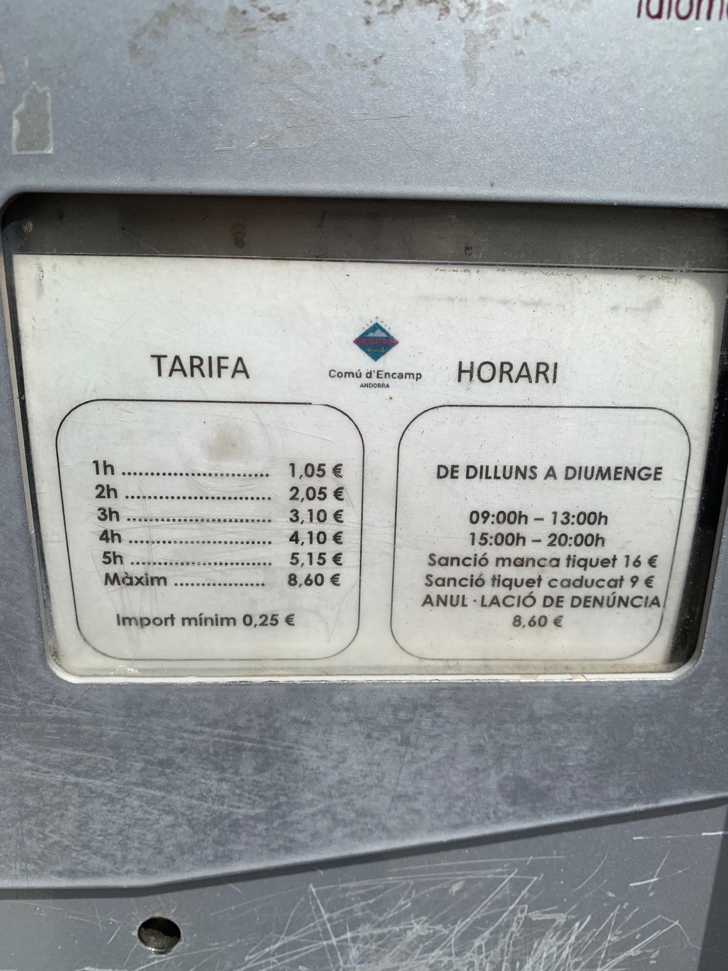 Blue zone parking in Pas de la Case